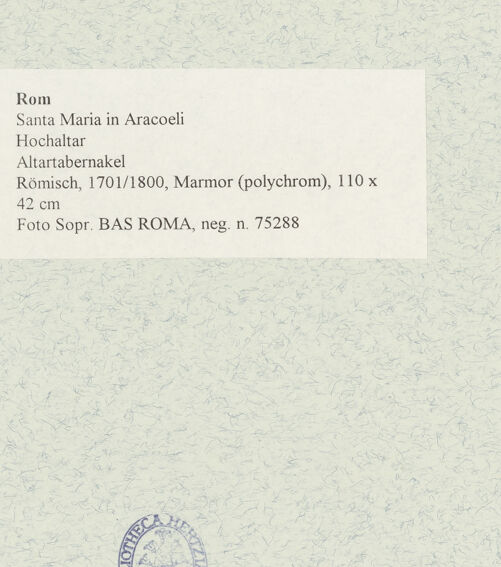 Rückseite von Sopr. BAS ROMA [https://www.deutsche-digitale-bibliothek.de/content/lizenzen/rv-ez/] HochaltarAltardekoration - , bh475342_recto. Foto (digital).