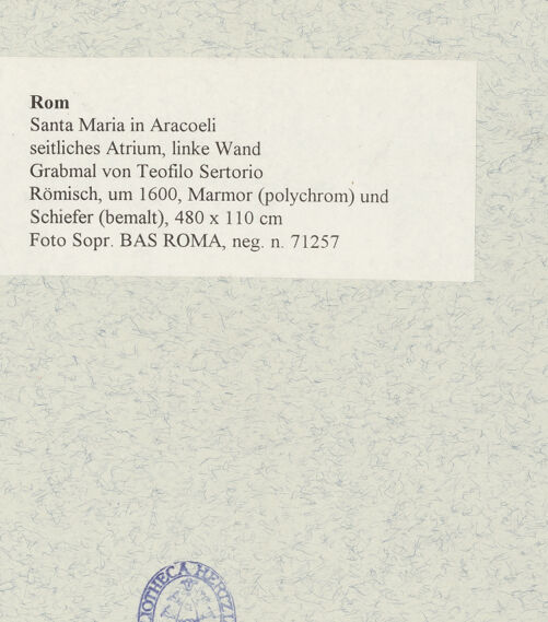 Rückseite von Sopr. BAS ROMA [https://www.deutsche-digitale-bibliothek.de/content/lizenzen/rv-ez/] Grabmal von Teofilo Sertorio - Gesamtansicht, bh475367_recto. Foto.