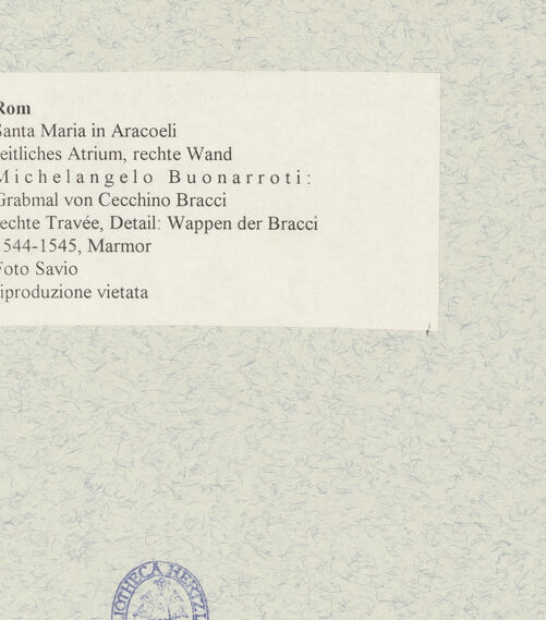 Rückseite von Savio, Oscar [https://www.deutsche-digitale-bibliothek.de/content/lizenzen/rv-ez/] Grabmal von Cecchino Bracci - rechte Travée, Detail: Wappen der Bracci, bh475372_recto. Foto.