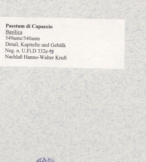 Rückseite von Bibliotheca Hertziana [https://www.deutsche-digitale-bibliothek.de/content/lizenzen/rv-fz/] Basilica (Basilika) - Detail, Kapitelle und Gebälk, bh475574_recto. Foto.