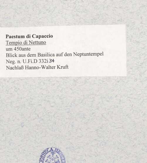 Rückseite von Bibliotheca Hertziana [https://www.deutsche-digitale-bibliothek.de/content/lizenzen/rv-fz/] Tempio di Nettuno - Blick aus der Basilica auf den Neptuntempel, bh475623_recto. Foto.
