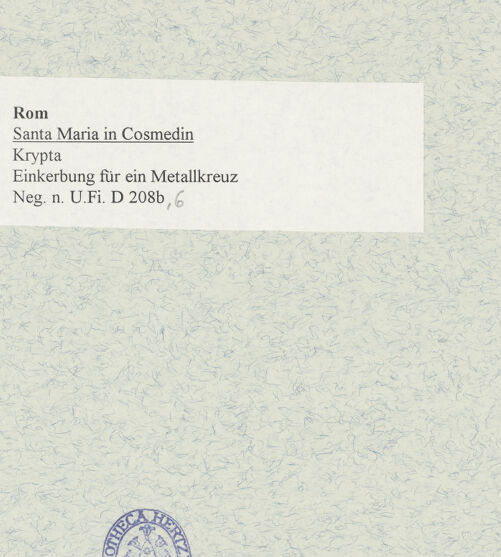 Rückseite von Bibliotheca Hertziana [https://www.deutsche-digitale-bibliothek.de/content/lizenzen/rv-fz/] Santa Maria in Cosmedin - Einkerbung für ein Metallkreuz, bh476312_recto. Foto.