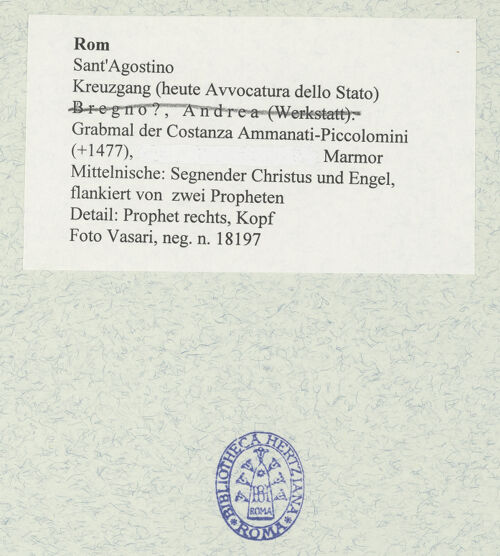 Rückseite von Vasari [https://www.deutsche-digitale-bibliothek.de/content/lizenzen/rv-ez/] Grabmal der Costanza Ammanati-Piccolomini (+1477)Mittelnische: Segnender Christus und Engel, flankiert von zwei Propheten - Detail: Prophet rechts, Kopf, bh477564_recto. Foto.