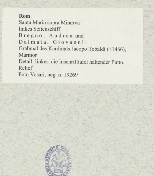 Rückseite von Vasari [https://www.deutsche-digitale-bibliothek.de/content/lizenzen/rv-ez/] Grabmal des Kardinals Jacopo Tebaldi (+1466) - Detail: linker, die Inschrifttafel haltender Putto, Relief, bh477777_recto. Foto.