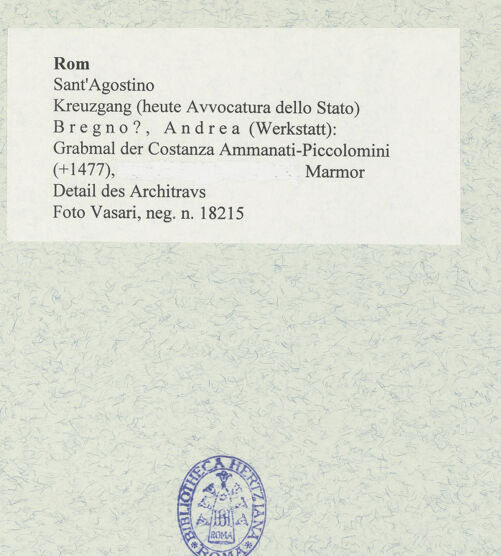 Rückseite von Vasari [https://www.deutsche-digitale-bibliothek.de/content/lizenzen/rv-ez/] Grabmal der Costanza Ammanati-Piccolomini (+1477) - Detail des Architravs, bh477911_recto. Foto.