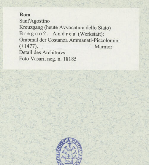 Rückseite von Vasari [https://www.deutsche-digitale-bibliothek.de/content/lizenzen/rv-ez/] Grabmal der Costanza Ammanati-Piccolomini (+1477) - Detail des Architravs, bh477912_recto. Foto.