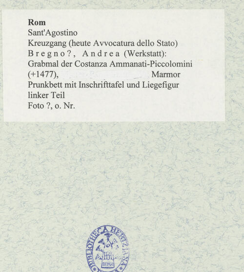 Rückseite von unbekannt [https://www.deutsche-digitale-bibliothek.de/content/lizenzen/rv-fz/] Grabmal der Costanza Ammanati-Piccolomini (+1477)Prunkbett mit Inschrifttafel und Liegefigur - linker Teil, bh477913_recto. Foto.