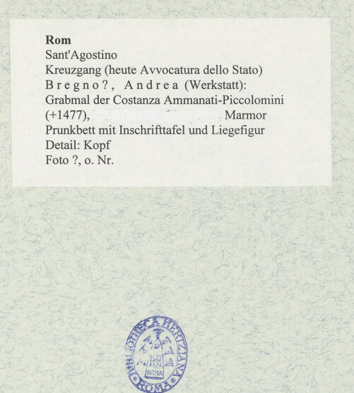 Rückseite von unbekannt [https://www.deutsche-digitale-bibliothek.de/content/lizenzen/rv-fz/] Grabmal der Costanza Ammanati-Piccolomini (+1477)Prunkbett mit Inschrifttafel und Liegefigur - Detail: Kopf, bh477914_recto. Foto.