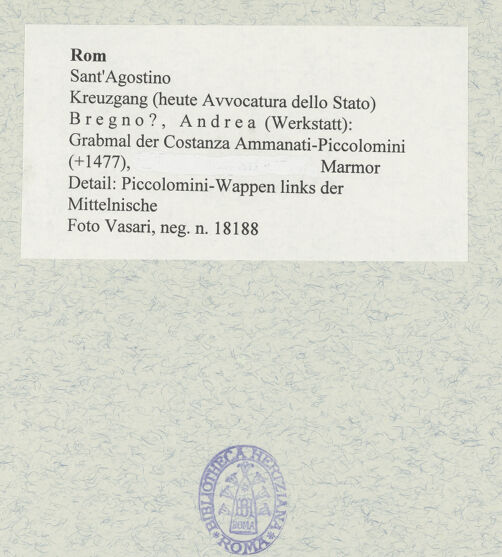 Rückseite von Vasari [https://www.deutsche-digitale-bibliothek.de/content/lizenzen/rv-ez/] Grabmal der Costanza Ammanati-Piccolomini (+1477) - Detail: Piccolomini-Wappen links der Mittelnische, bh477918_recto. Foto.