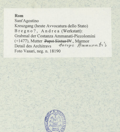 Rückseite von Vasari [https://www.deutsche-digitale-bibliothek.de/content/lizenzen/rv-ez/] Grabmal der Costanza Ammanati-Piccolomini (+1477) - Detail des Architravs, bh477920_recto. Foto.