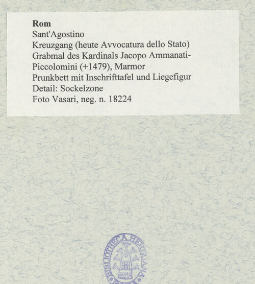 Rückseite von Vasari [https://www.deutsche-digitale-bibliothek.de/content/lizenzen/rv-ez/] Grabmal des Kardinals Jacopo Ammanati-Piccolomini (+1479)Prunkbett mit Inschrifttafel und Liegefigur - Detail: Sockelzone, bh477931_recto. Foto.