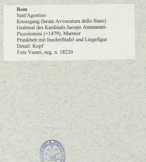 Rückseite von Vasari [https://www.deutsche-digitale-bibliothek.de/content/lizenzen/rv-ez/] Grabmal des Kardinals Jacopo Ammanati-Piccolomini (+1479)Prunkbett mit Inschrifttafel und Liegefigur - Detail: Kopf, bh477932_recto. Foto.