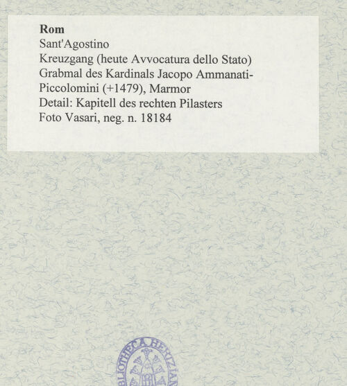 Rückseite von Vasari [https://www.deutsche-digitale-bibliothek.de/content/lizenzen/rv-ez/] Grabmal des Kardinals Jacopo Ammanati-Piccolomini (+1479) - Detail: Kapitell des rechten Pilasters, bh477939_recto. Foto.