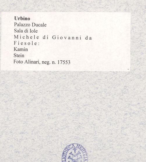 Rückseite von Alinari [https://www.deutsche-digitale-bibliothek.de/content/lizenzen/rv-ez/] Kamin - Gesamtansicht, bh478703_recto. Foto.