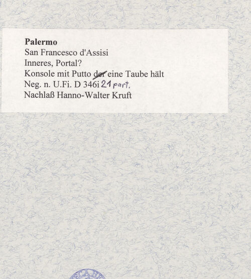 Rückseite von Bibliotheca Hertziana [https://www.deutsche-digitale-bibliothek.de/content/lizenzen/rv-fz/] Konsole mit Putto, der eine Taube hält - Gesamtansicht, bh480028_recto. Foto.