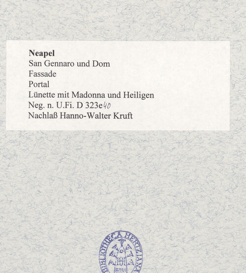 Rückseite von Bibliotheca Hertziana [https://www.deutsche-digitale-bibliothek.de/content/lizenzen/rv-fz/] HauptportalMadonna zwischen den Heiligen Petrus und Januarius mit Kardinal Enrico Minutolo als Stifter (Archivolte: der Heilige Geist und Apostel) - Madonna und Heiligen, bh480039_recto. Foto.