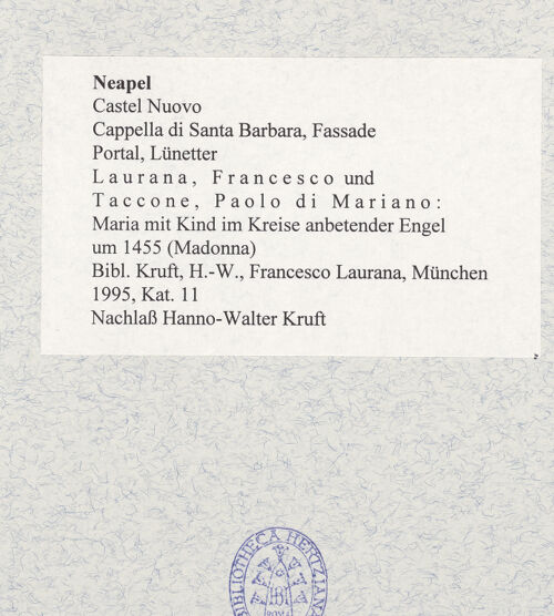 Rückseite von unbekannt [https://www.deutsche-digitale-bibliothek.de/content/lizenzen/rv-fz/] PortaldekorationMaria mit Kind im Kreise anbetender Engel - , bh480043_recto. Foto.