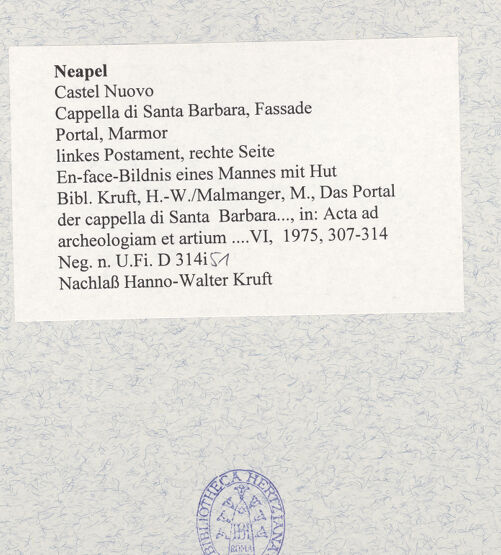 Rückseite von Bibliotheca Hertziana [https://www.deutsche-digitale-bibliothek.de/content/lizenzen/rv-fz/] PortaldekorationLinker Sockel - Rechtes Relief: En-face-Bildnis eines Mannes mit Hut, bh480077_recto. Foto: Kruft, Hanno-Walter.