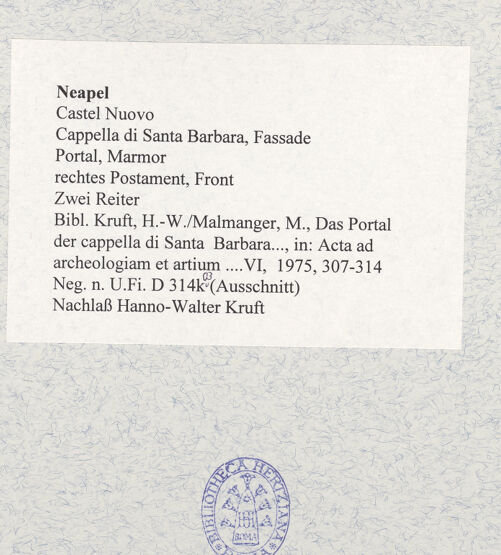 Rückseite von Bibliotheca Hertziana [https://www.deutsche-digitale-bibliothek.de/content/lizenzen/rv-fz/] PortaldekorationRechter Sockel - Mittleres Relief: Zwei Reiter, bh480078_recto. Foto: Kruft, Hanno-Walter.