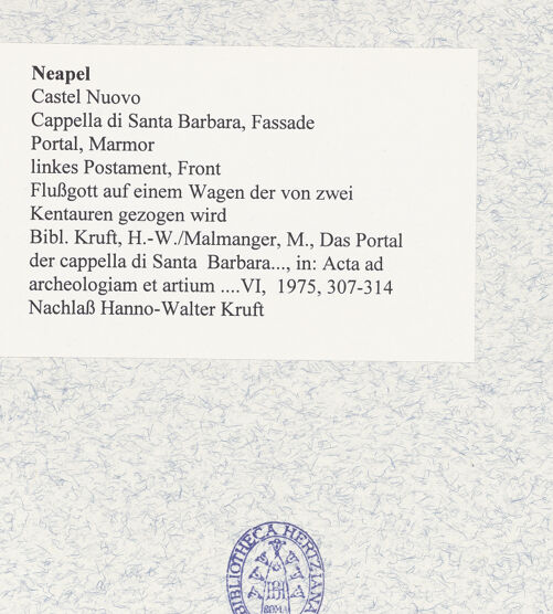 Rückseite von unbekannt [https://www.deutsche-digitale-bibliothek.de/content/lizenzen/rv-fz/] PortaldekorationLinker Sockel - Mittleres Relief: Flussgott auf einem Wagen der von zwei Kentauren gezogen wird, bh480079_recto. Foto.