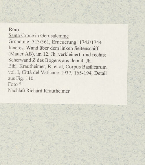 Rückseite von unbekannt [https://www.deutsche-digitale-bibliothek.de/content/lizenzen/rv-fz/] Santa Croce in Gerusalemme - Inneres, Wand über dem linken Seitenschiff (Mauer AB), im 12. Jh. verkleinert, und rechts Scherwand des Bogens aus dem 4. Jh., bh480141_recto. Foto.