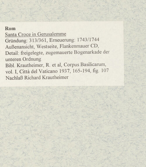 Rückseite von unbekannt [https://www.deutsche-digitale-bibliothek.de/content/lizenzen/rv-fz/] Santa Croce in Gerusalemme - Außenansicht, Westseite, Flankenmauer CD, Detail: freigelegte, zugemauerte Bogenarkade der unteren Ordnung, bh480142_recto. Foto.