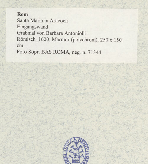 Rückseite von Sopr. BAS ROMA [https://www.deutsche-digitale-bibliothek.de/content/lizenzen/rv-ez/] Grabmal von Barbara Antoniolli - , bh480165_recto. Foto.