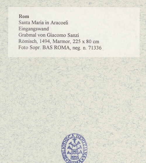 Rückseite von Sopr. BAS ROMA [https://www.deutsche-digitale-bibliothek.de/content/lizenzen/rv-ez/] Grabmal von Giacomo Sanzi - , bh480167_recto. Foto.