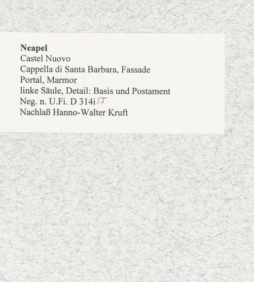 Rückseite von Bibliotheca Hertziana [https://www.deutsche-digitale-bibliothek.de/content/lizenzen/rv-fz/] PortaldekorationLinker Sockel - Seitenansicht von rechts, bh480242_recto. Foto.