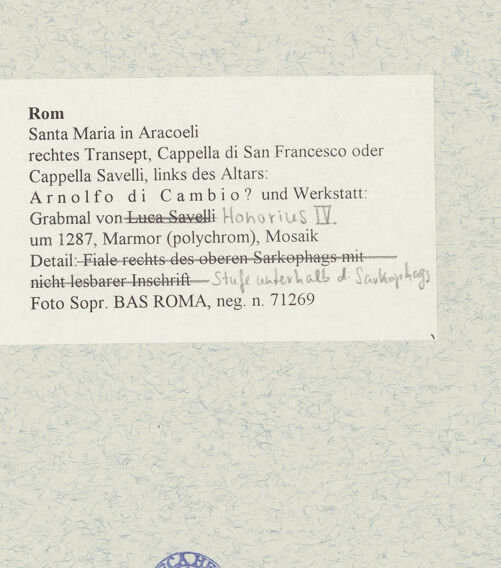 Rückseite von Sopr. BAS ROMA [https://www.deutsche-digitale-bibliothek.de/content/lizenzen/rv-ez/] Grabmal von Papst Honorius IV. - Stufe unterhalb des Sarkophags; Inschriftenfragment vom Grabmal der Giovanna Sabelli (Savelli), bh480320_recto. Foto.