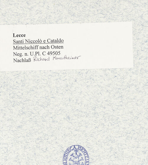 Rückseite von Bibliotheca Hertziana [https://www.deutsche-digitale-bibliothek.de/content/lizenzen/rv-fz/] Santi Niccolò e CataldoPresbyterium und Apsiden - Presbyterium von Westen (vor der Restaurierung), bh480408_recto. Foto: Krautheimer, Richard.