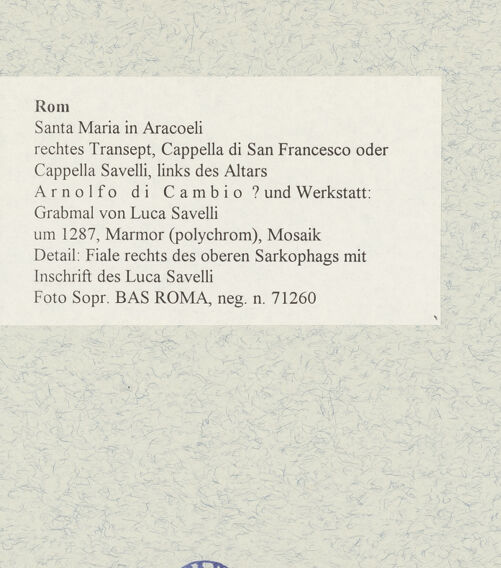 Rückseite von Sopr. BAS ROMA [https://www.deutsche-digitale-bibliothek.de/content/lizenzen/rv-ez/] Grabmonument für Luca Savelli (gest. 1266)Sarkophag in Kistengestalt mit dreifach wiederholten Savelli-Wappen - Detail: Fiale rechts des oberen Sarkophags mit nicht lesbarer Inschrift, bh480416_recto. Foto.