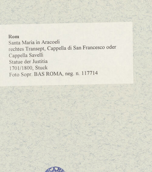Rückseite von Sopr. BAS ROMA [https://www.deutsche-digitale-bibliothek.de/content/lizenzen/rv-ez/] Statue der Justitia - , bh480417_recto. Foto.