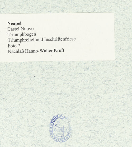 Rückseite von Bibliotheca Hertziana [https://www.deutsche-digitale-bibliothek.de/content/lizenzen/rv-fz/] Triumphbogen Alfonsos VTriumphaler Einzug Alfons V. in Neapel - Triumphrelief mit angrenzenden Inschriftenfriesen, bh480694_recto. Foto.