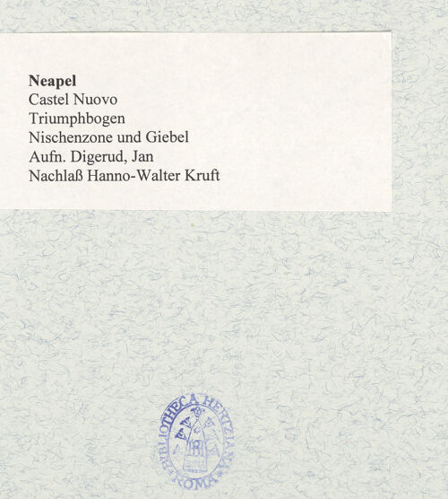 Rückseite von Bibliotheca Hertziana [https://www.deutsche-digitale-bibliothek.de/content/lizenzen/rv-fz/] Triumphbogen Alfonsos V - Nischenzone und Giebel, bh480697_recto. Foto: Digerud, Jan.