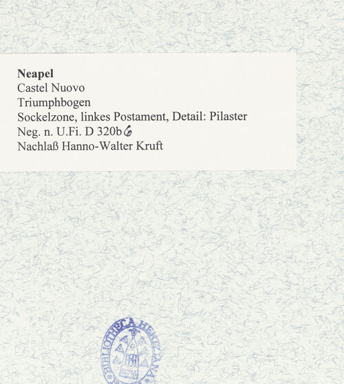 Rückseite von Bibliotheca Hertziana [https://www.deutsche-digitale-bibliothek.de/content/lizenzen/rv-fz/] Triumphbogen Alfonsos VPlastische Dekoration mit dem Relief der Krönung von Ferdinand I. - Sockelzone, linker Pfeiler, Detail: Pilaster, bh480698_recto. Foto.