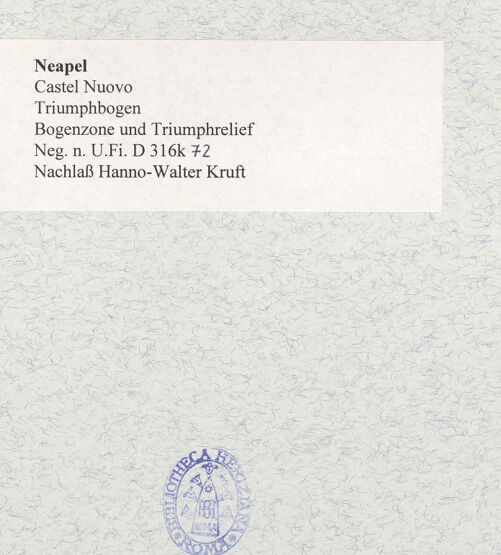 Rückseite von Bibliotheca Hertziana [https://www.deutsche-digitale-bibliothek.de/content/lizenzen/rv-fz/] Triumphbogen Alfonsos VEingangsbogen: Dekoration - Teilansicht (Bogenzone und Triumphrelief), bh480700_recto. Foto.