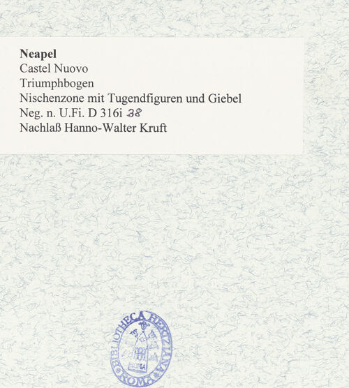 Rückseite von Bibliotheca Hertziana [https://www.deutsche-digitale-bibliothek.de/content/lizenzen/rv-fz/] Triumphbogen Alfonsos V - Nischenzone mit Tugendfiguren und Giebel, bh480701_recto. Foto.