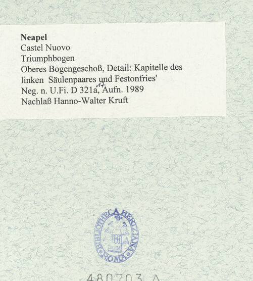 Rückseite von Bibliotheca Hertziana [https://www.deutsche-digitale-bibliothek.de/content/lizenzen/rv-fz/] Triumphbogen Alfonsos VFries mit Putten, Herkulesszenen und Inschrift - Rechte Seite, Festonfries mit mythologischen (?) Szenen, bh480703_recto. Foto.