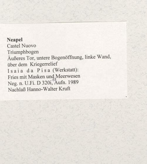 Rückseite von Bibliotheca Hertziana [https://www.deutsche-digitale-bibliothek.de/content/lizenzen/rv-fz/] Triumphbogen Alfonsos VFries mit Masken und Meerwesen - Detail: Ecke und linker Teil, bh480706_recto. Foto.