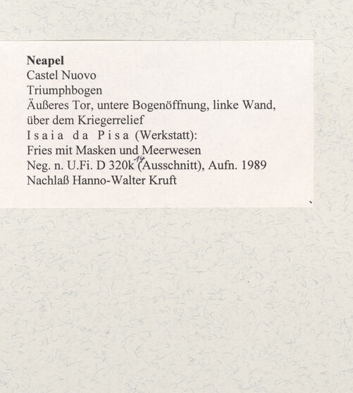 Rückseite von Bibliotheca Hertziana [https://www.deutsche-digitale-bibliothek.de/content/lizenzen/rv-fz/] Triumphbogen Alfonsos VFries mit Masken und Meerwesen - Detail: mittlerer Teil, bh480708_recto. Foto.