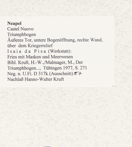 Rückseite von Bibliotheca Hertziana [https://www.deutsche-digitale-bibliothek.de/content/lizenzen/rv-fz/] Triumphbogen Alfonsos VFries mit Masken und Meerwesen - Linker Teil, bh480711_recto. Foto.