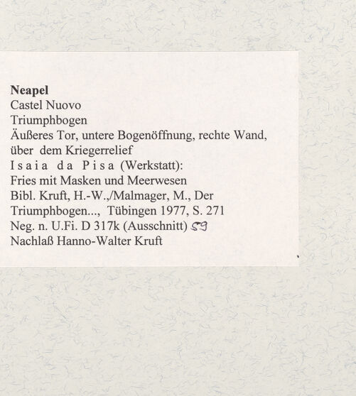 Rückseite von Bibliotheca Hertziana [https://www.deutsche-digitale-bibliothek.de/content/lizenzen/rv-fz/] Triumphbogen Alfonsos VFries mit Masken und Meerwesen - Rechter Teil, bh480712_recto. Foto.