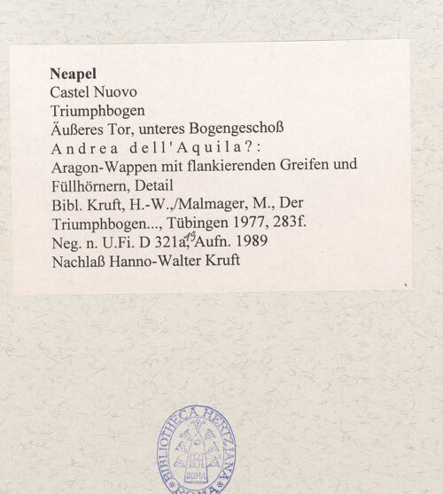 Rückseite von Bibliotheca Hertziana [https://www.deutsche-digitale-bibliothek.de/content/lizenzen/rv-fz/] Triumphbogen Alfonsos VEingangsbogen: DekorationAragon-Wappen mit flankierenden Greifen und Füllhörnern - Detail: Wappen, bh480714_recto. Foto.