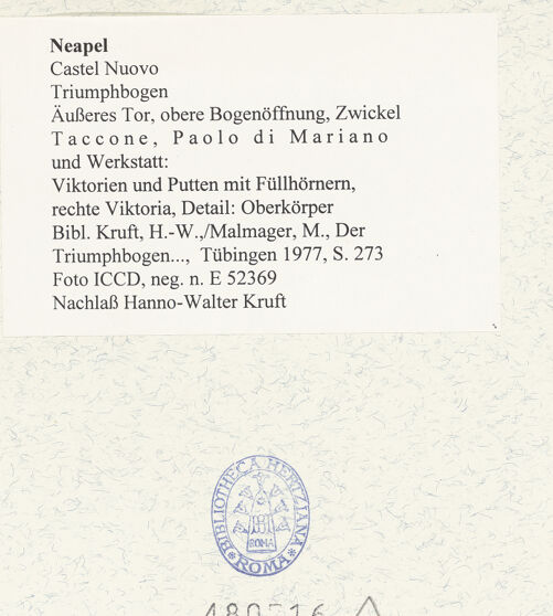 Rückseite von ICCD [https://www.deutsche-digitale-bibliothek.de/content/lizenzen/rv-ez/] Triumphbogen Alfonsos VOberer BogenViktorien und Putten mit Füllhörnern - Rechte Viktoria, Oberkörper, bh480716_recto. Foto.