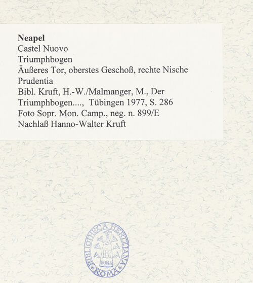 Rückseite von Sopr. BAS NA [https://www.deutsche-digitale-bibliothek.de/content/lizenzen/rv-ez/] Triumphbogen Alfonsos VPrudentia - Gesamtansicht, bh480720_recto. Foto.