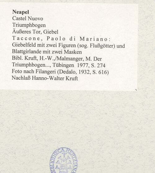 Rückseite von unbekannt [https://www.deutsche-digitale-bibliothek.de/content/lizenzen/rv-fz/] Triumphbogen Alfonsos VGiebelfeld mit zwei Figuren, sogenannte Flussgötter, und Blattgirlande mit zwei Masken - Gesamtansicht, bh480721_recto. Foto.