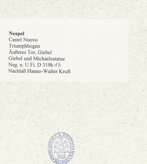 Rückseite von Bibliotheca Hertziana [https://www.deutsche-digitale-bibliothek.de/content/lizenzen/rv-fz/] Triumphbogen Alfonsos V - Giebel und Michaelsstatue, bh480722_recto. Foto.