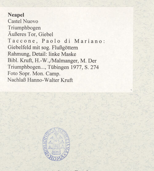 Rückseite von Sopr. BAS NA [https://www.deutsche-digitale-bibliothek.de/content/lizenzen/rv-ez/] Triumphbogen Alfonsos VGiebelfeld mit zwei Figuren, sogenannte Flussgötter, und Blattgirlande mit zwei Masken - Rahmung, Detail: linke Maske, bh480723_recto. Foto.