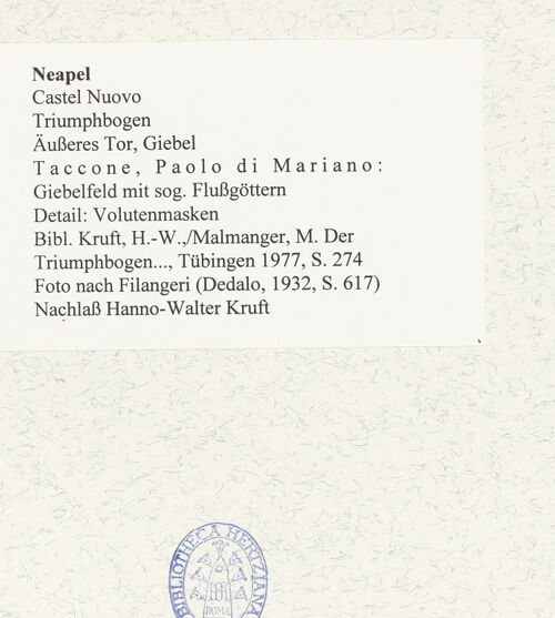 Rückseite von unbekannt [https://www.deutsche-digitale-bibliothek.de/content/lizenzen/rv-fz/] Triumphbogen Alfonsos VGiebelfeld mit zwei Figuren, sogenannte Flussgötter, und Blattgirlande mit zwei Masken - Volutenmasken, bh480726_recto. Foto.